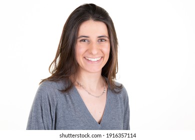 Business Woman Headshot Porträt von hübscher weiblicher Brunette auf grauem Pullover und weißem Hintergrund
