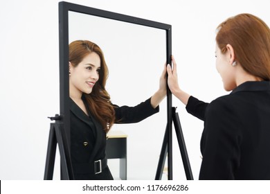 Business Woman Look At Mirror Confidence, Work Began On The First Day.