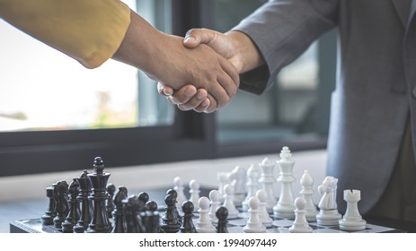 Business woman shaking hands, Hold hands to build business friendships after the chess game is over, Strategic tactics and business analysis are like playing chess, Building business alliances.
