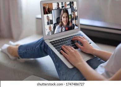 Geschäftsfrau spricht mit ihren Kollegen auf einer Videokonferenz. Geschäftsteam arbeitet mit Laptop von zu Hause aus.
