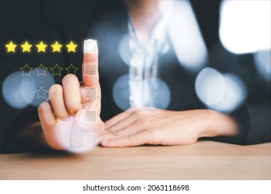 Business woman touching and doing mark to five yellow stars on virtual touch screen.good feedback rating and positive customer review, experience, satisfaction survey, world mental health day concept Foto Stock