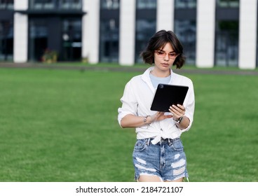 Business Woman Using IPad With Apple Pencil 
