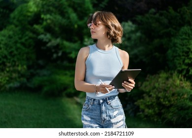 Business Woman Using IPad With Apple Pencil 
