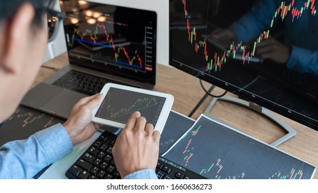 Business-man-Broker Analysieren von Finanzdaten Graphen und Berichten auf dem Bildschirm zu Investitionszwecken für Börsendiagramm