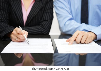 Geschäftsmann und Geschäftsfrau prüfen den Vertrag