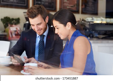 Geschäftsmann und Geschäftsfrau treffen sich im Coffee Shop