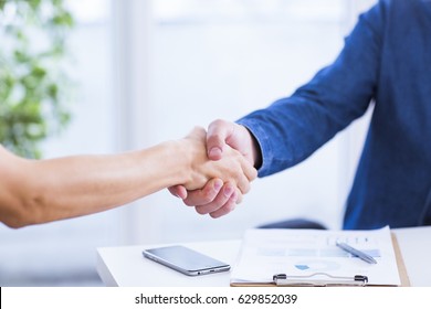 23,467 Shaking hands computer Images, Stock Photos & Vectors | Shutterstock