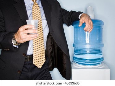 Geschäftsmann trinkt Wasser aus Wasserkühler