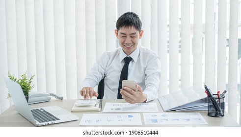 1,652,945 Businessman with computer Images, Stock Photos & Vectors ...