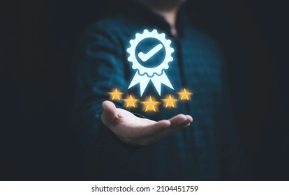 Empresario que sostiene y muestra la mejor garantía de calidad con cinco estrellas doradas para garantizar el concepto de producto y servicio ISO.