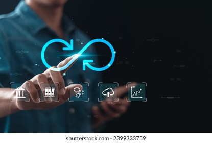 Empresario con símbolo virtual Infinity con icono de marketing de tecnología en línea para economía circular e infinita. Estrategia de inversión, banca y finanzas.