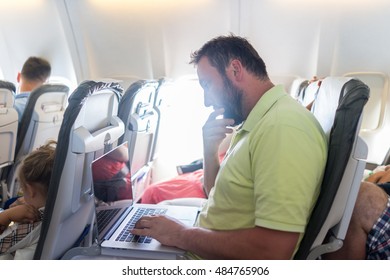 15,965 Laptop on airplane Images, Stock Photos & Vectors | Shutterstock