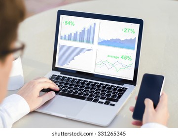 Geschäftsmann, der Finanzstatistiken auf dem Laptop anschaut