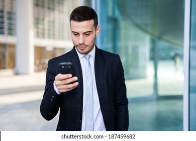 19,191 Guy looking at his phone Images, Stock Photos & Vectors ...