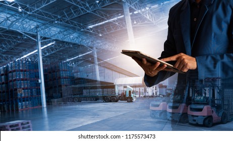 Geschäftsmann-Manager mit Tablet-Check und-Kontrolle für Mitarbeiter mit moderner Warenlager-Logistik. Industrie 4.0 Konzept, Planung der Logistik, Transport innerhalb des Landes und Global.