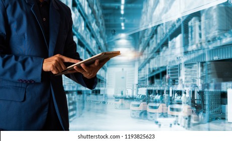Geschäftsmann-Manager mit Tablet-Check und-Kontrolle für Mitarbeiter mit moderner Warenlager-Logistik. Konzept der Industrie 4.0