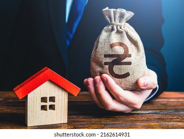 A businessman offers a loan to buy a house. Grants and financial assistance to rebuild and buy a home. Bank approval of a mortgage. Invest in real estate. Property appraisal. Low interest rate.