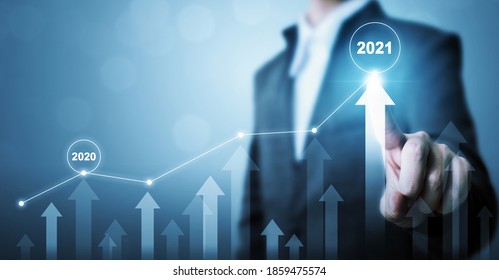 Geschäftsmann, der auf den Pfeil zeigt, zeichnet den zukünftigen Wachstumsplan der Unternehmen. Unternehmensentwicklung zum Erfolg und Wachstumskonzept 2020-2021