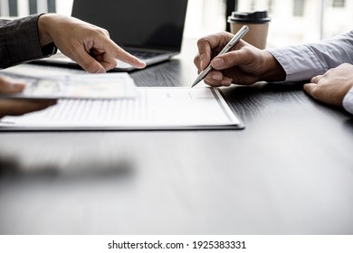 147,403 People signing contracts Images, Stock Photos & Vectors ...