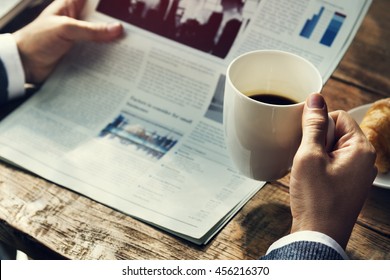 Geschäftsmann Reading Zeitung Drink Coffee Concept