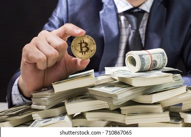 Geschäftsmann erhält viel Geld vom Smartphone, Geschäftsmann Holding Bitcoin einzeln auf schwarzem Hintergrund, Digital Money und Bitcoine Concept.