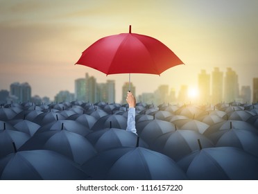 Geschäftsmann mit rotem Regenschirm unter anderem, einzigartiges anderes Konzept