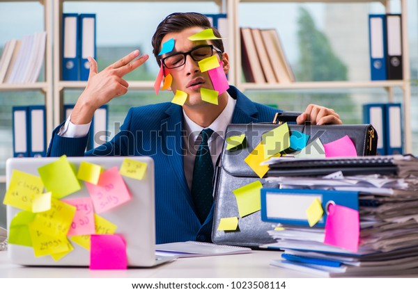 Businessman\
with reminder notes in multitasking\
concept
