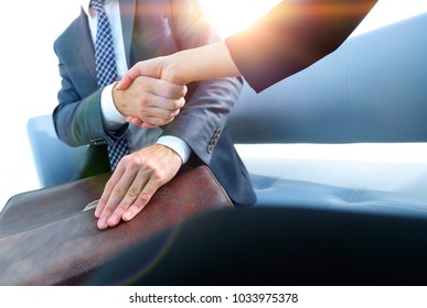 Geschäftsmann, der Händchen schüttelt, um ein Abkommen mit seinem Partner zu schließen