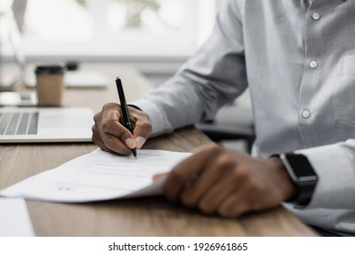 Geschäftsmann, der ein offizielles Dokument unterschreibt, Mitarbeiter-Stift, Unterschrift auf Papiervertrag