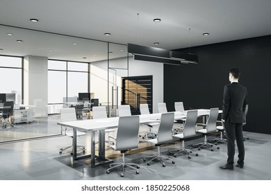 Geschäftsmann im luxuriösen Konferenzraum mit Verhandlungstisch.  Konzept von Arbeitsplatz und Lifestyle. 3D-Rendering