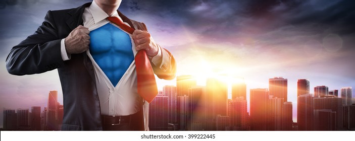 Бизнесмен Супергерой с закатом в городе