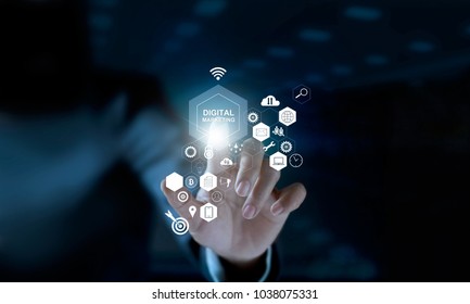 Business-Mann Touchscreen Digital Marketing SEO und Netzwerk-Verbindung auf moderne virtuelle Schnittstelle. 