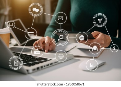 Geschäftsmann mit Mobiltelefon und Laptop-Computer auf weißem Schreibtisch Big Data Analytics mit Business Intelligence Konzept. mit VR-Diagramm und Diagramm mit Symbol