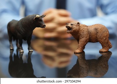 Geschäftsmann beobachtet Bull and Bär , Börsenkonzept und Investitionen