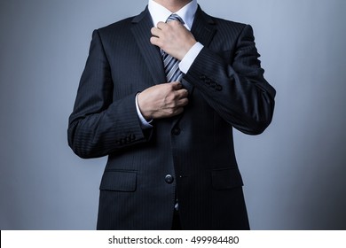 Businessman wearing a suit, Tighten the tie, dressed, dress, trim, clean, tighten, tighten the mind, refocus, preparation