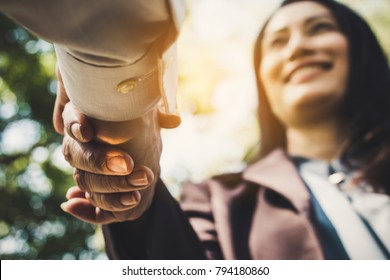 Empresário e mulher apertam as mãos após o fechamento da reunião de negócios. um negócio start up bem-vindo, introdução, cumprimentar ou gesto de agradecimento, aprovação de parceria, lidar, saudação e conceito de parceiro.