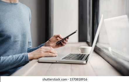 Homme d'affaires travaillant sur ordinateur. Hommes utilisant un smartphone et un ordinateur portable au bureau. Marketing Internet, finance, concept commercial