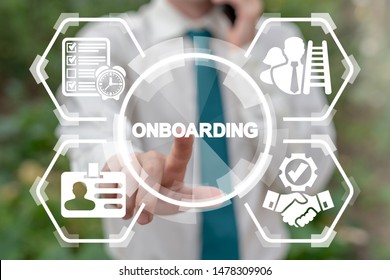 Geschäftsmann, der an einem virtuellen Touchscreen arbeitet, indem er Onboarding Word und telefonisch anruft. Onboarding Process Business Konzept.