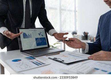 Businessmen, entrepreneurs are meeting to analyze data to plan business strategies and financial budgets and assess investment risks. To analyze customer groups to increase the growth of the company.