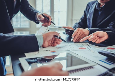 Businessmen in the meeting room are introducing and consulting each other in order to make good business profits.
				Concepts for advice and consultation between investors to exchange knowledge