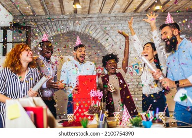 Geschäftsleute feiern ihre Kollegen zum Geburtstag im Büro