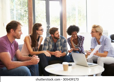 Geschäftsleute mit informellem Treffen im modernen Büro