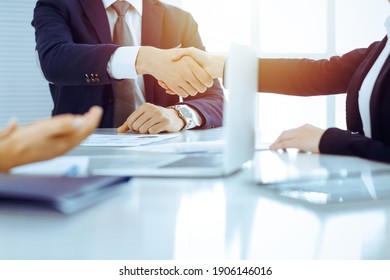 Geschäftsleute oder Rechtsanwälte, die sich in einem sonnigen Büro treffen oder verhandeln. Business-Handshake und Partnerschaft