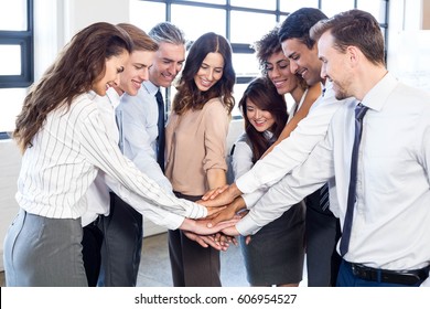 Geschäftsleute stapfen Hände und lächeln im Büro