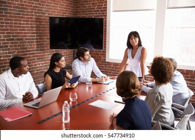 Mujer de negocios dirigiéndose a la reunión de la sala de juntas