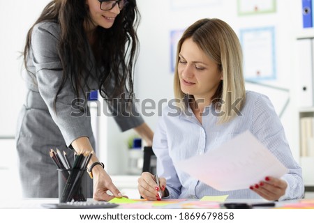 Businesswoman brought documents for signature to boss. Signing and planning business ideas concept Foto stock © 