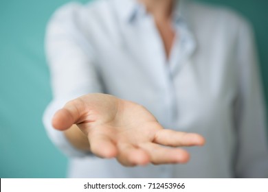 Geschäftsfrau, die eine Hand auf unscharfem Hintergrund gibt 