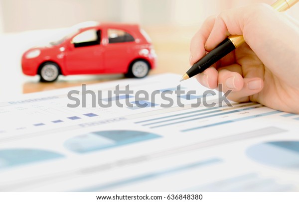Businesswoman holding a\
pen and analyze\
data