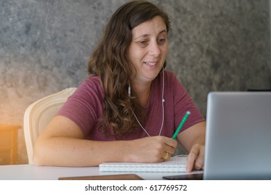 Businesswoman sitting staring notebook on the desk And graph financial 