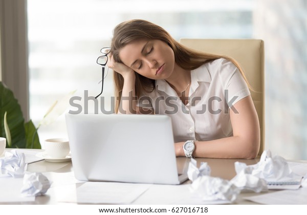 机の上で頭を手にして寝ているビジネスマン 職場でうたた寝してる女の子 睡眠不足で疲れた女性のol 怠け者の女の子は退屈な日課だ 勤務時間外の仕事 の写真素材 今すぐ編集